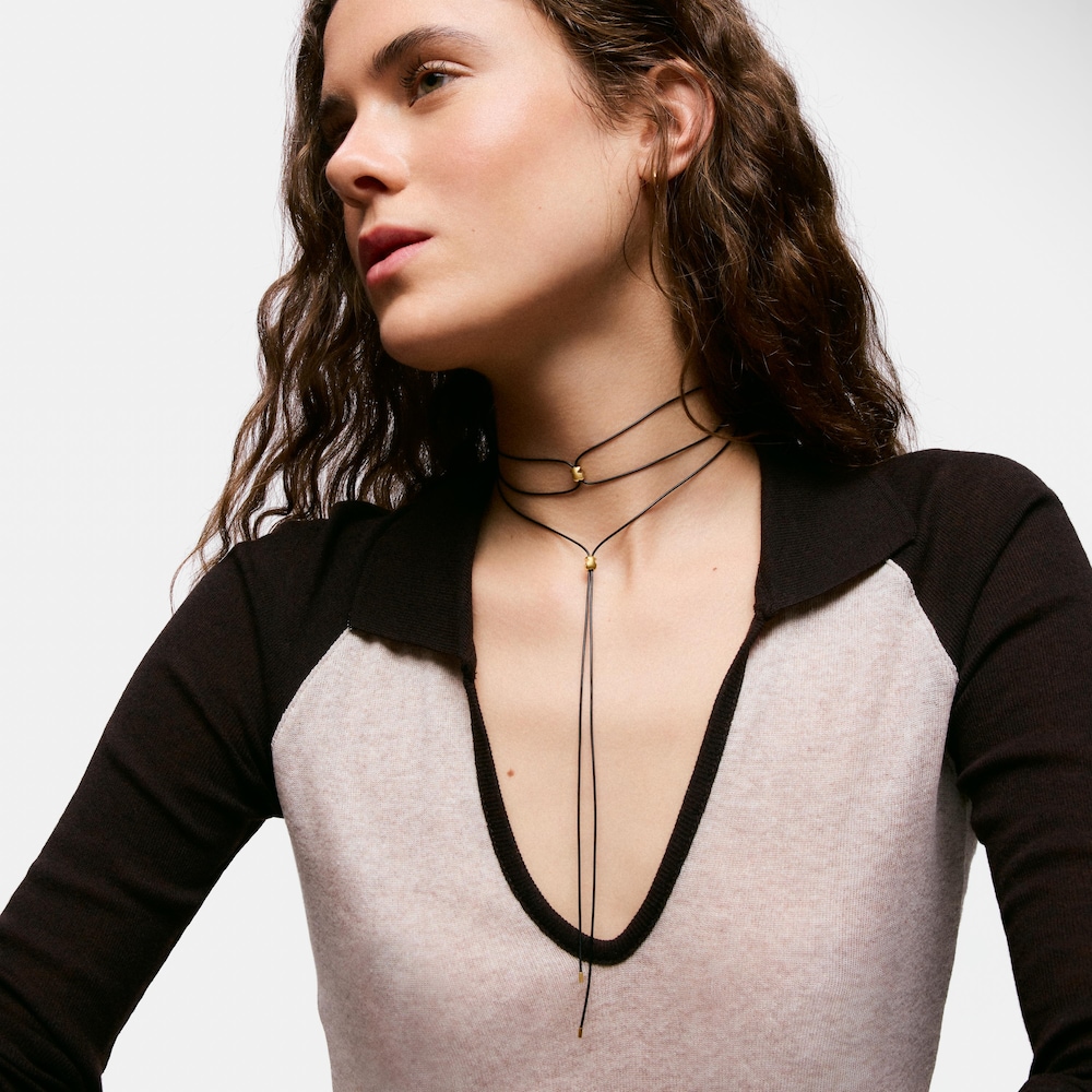 Collar largo con oso de oro 14 kt y caucho Bold Motif