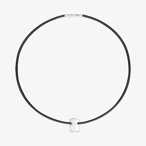 Collar TOUS Bold Motif con motivo oso de plata de primera ley y caucho negro. Longitud del collar: 45&nbsp;cm. Tama&ntilde;o motivo: 18 mm. Cierre doble clip. 