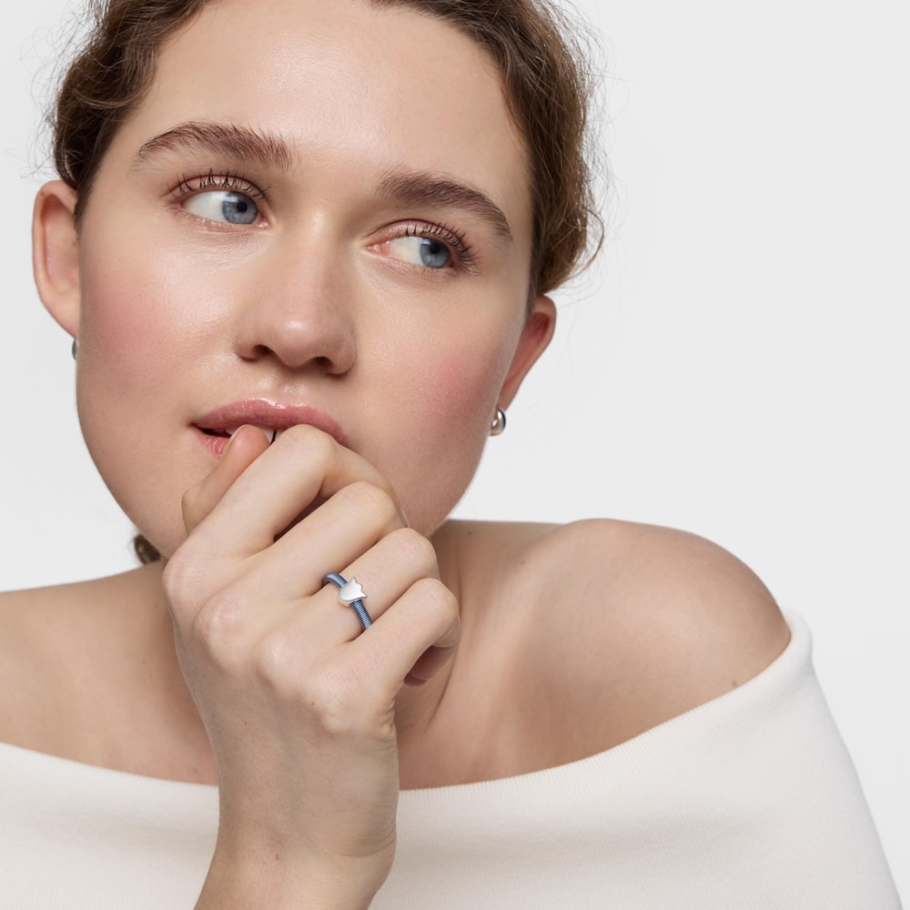 Pierścionek ze srebra i stali w kolorze niebieskim z motywem tulipana TOUS Mesh Tube