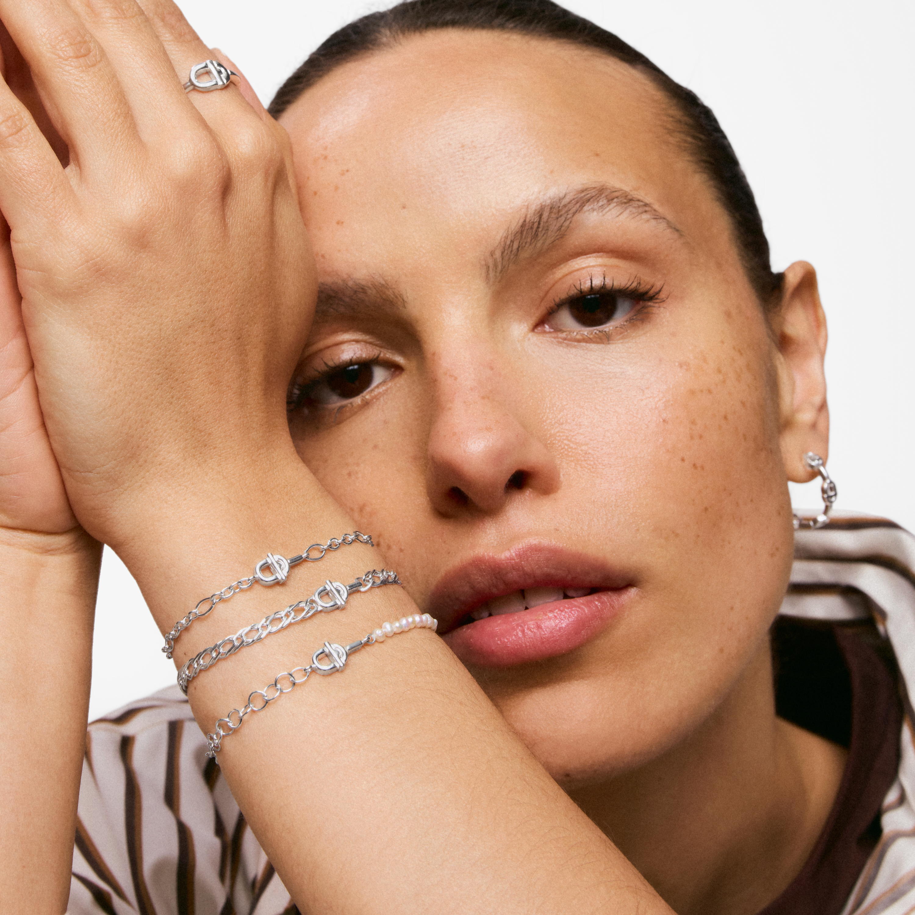 Silver Bracelet with double curb chain and cultured pearls TOUS MANIFESTO