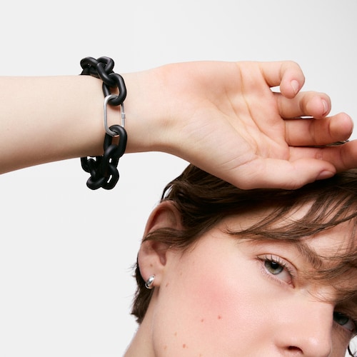 Bra&ccedil;alet cadena d'acetat en color negre i anella de plata Hold Oval