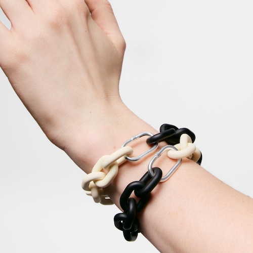 Bra&ccedil;alet cadena d'acetat en color negre i anella de plata Hold Oval