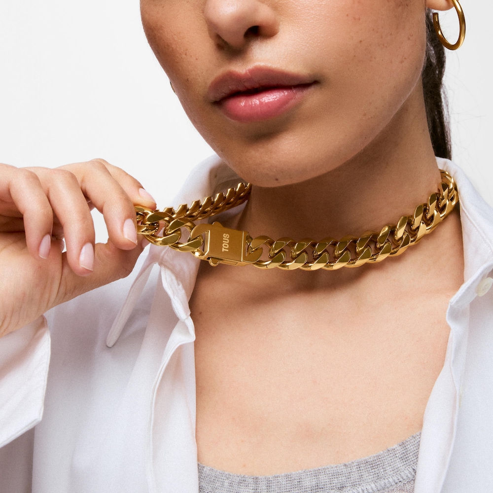 Řet&iacute;zkov&yacute; N&aacute;hrdeln&iacute;k s&nbsp;ploch&yacute;mi čl&aacute;nky z&nbsp;oceli ve zlat&eacute; barvě TOUS Basics