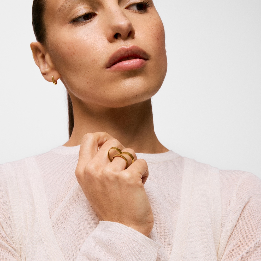 Anillo coraz&oacute;n de acero dorado y resina blanca Galaxy