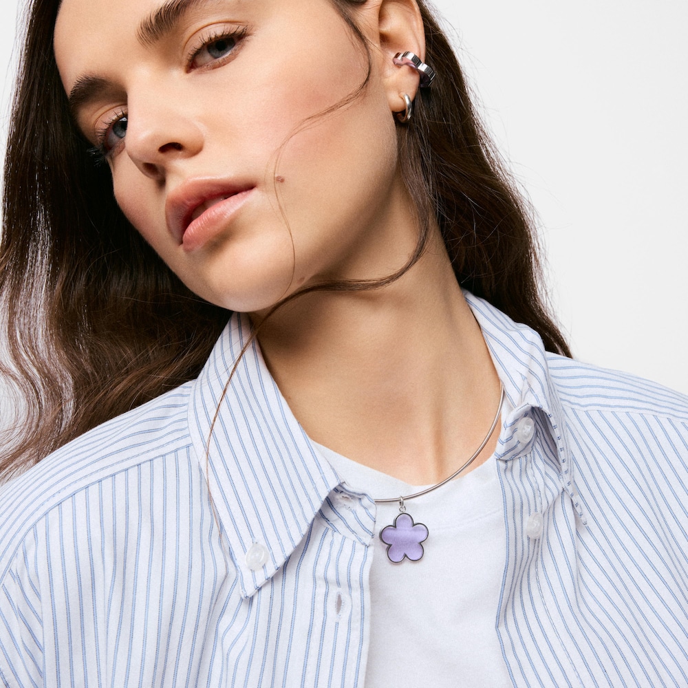 Wisiorek ze stali i liliowej żywicy z motywem kwiatu TOUS Galaxy