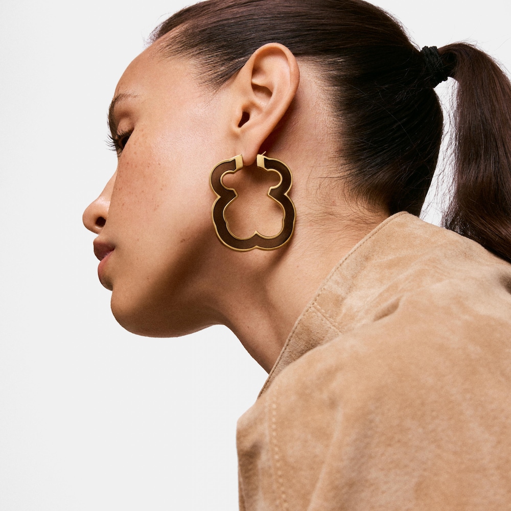 N&aacute;u&scaron;nice ve tvaru medv&iacute;dka o&nbsp;velikosti 53&nbsp;mm z&nbsp;oceli ve zlat&eacute; barvě a&nbsp;čern&eacute; pryskyřice TOUS Galaxy