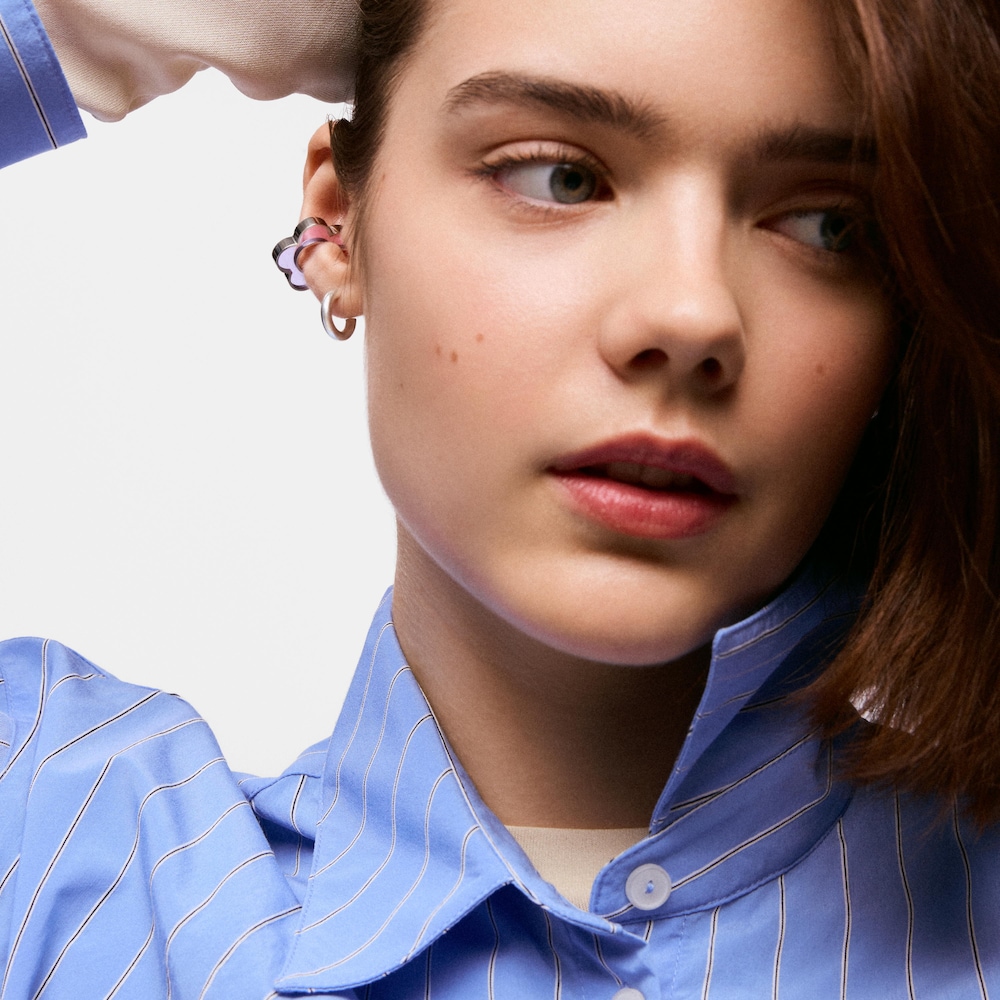 Earcuff flor de acero y resina lila Galaxy