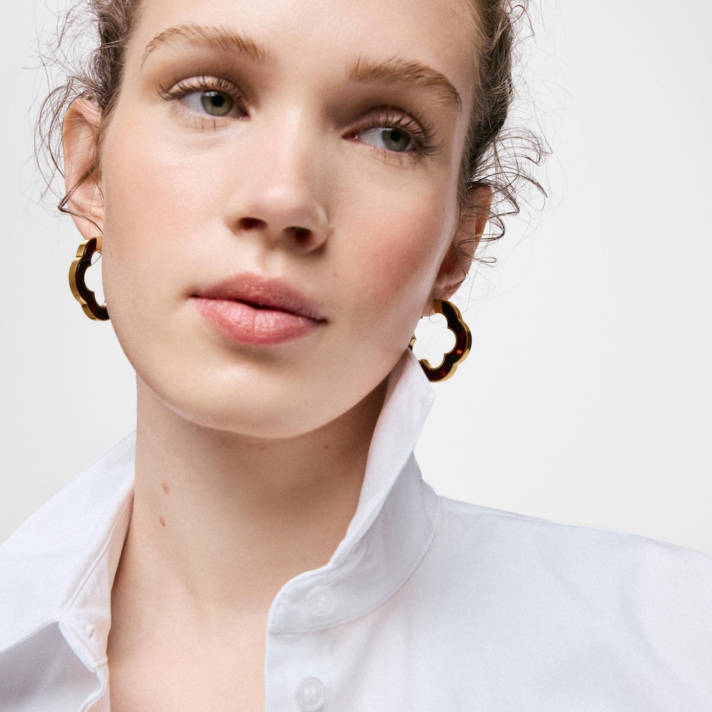 N&aacute;u&scaron;nice ve tvaru květiny o&nbsp;velikosti 33&nbsp;mm z&nbsp;oceli ve zlat&eacute; barvě a&nbsp;želvovinov&eacute; pryskyřice TOUS Galaxy