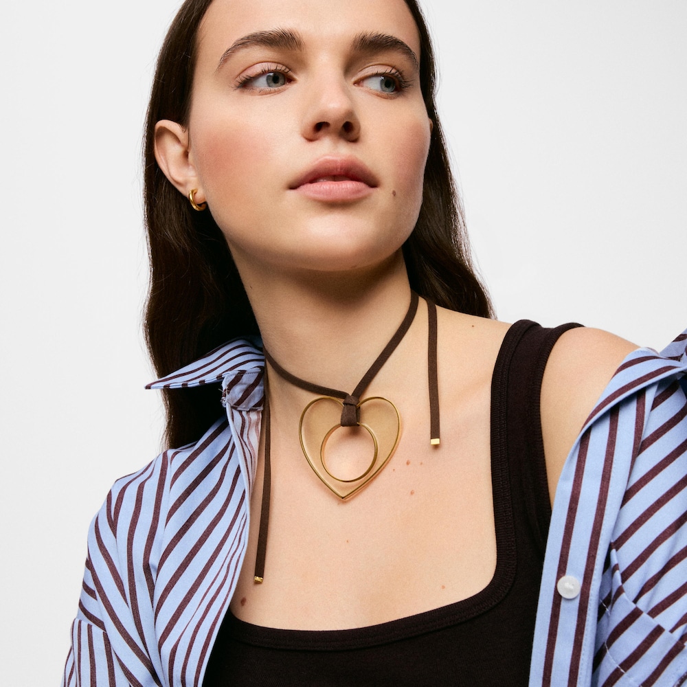 &Kappa;&omicron;&lambda;&iota;έ &kappa;&alpha;&rho;&delta;&iota;ά &alpha;&pi;ό &alpha;&tau;&sigma;ά&lambda;&iota; &sigma;&epsilon; &chi;&rho;&upsilon;&sigma;ό &chi;&rho;ώ&mu;&alpha;, &lambda;&epsilon;&upsilon;&kappa;ή &rho;&eta;&tau;ί&nu;&eta; &kappa;&alpha;&iota; &mu;&alpha;ύ&rho;&omicron; &kappa;&omicron;&rho;&delta;ό&nu;&iota; TOUS Galaxy