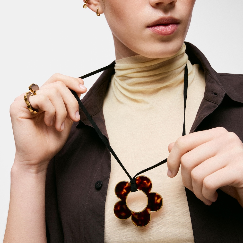 Halskette aus goldfarbenem Stahl, Schildpattoptik Harz und schwarzer Kordel mit Blumenmotiv 60&nbsp;mm TOUS Galaxy