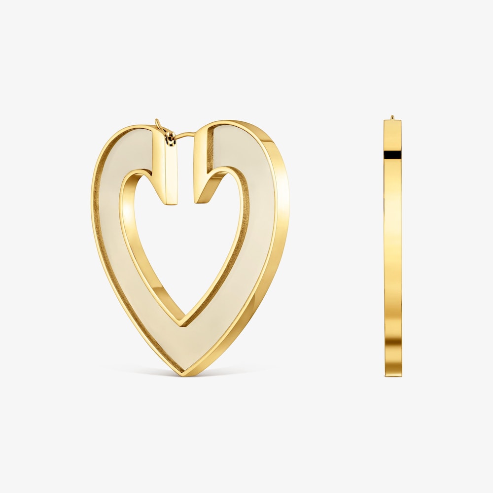 N&aacute;u&scaron;nice ve tvaru srdce o&nbsp;velikosti 50&nbsp;mm z&nbsp;oceli ve zlat&eacute; barvě a&nbsp;b&iacute;l&eacute; pryskyřice TOUS Galaxy