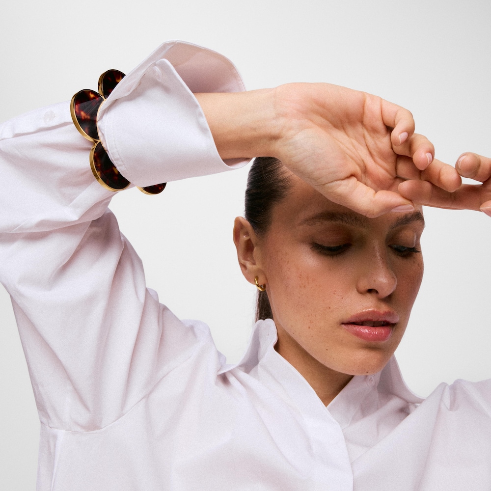 Pulsera esclava flor de acero dorado y resina carey Galaxy