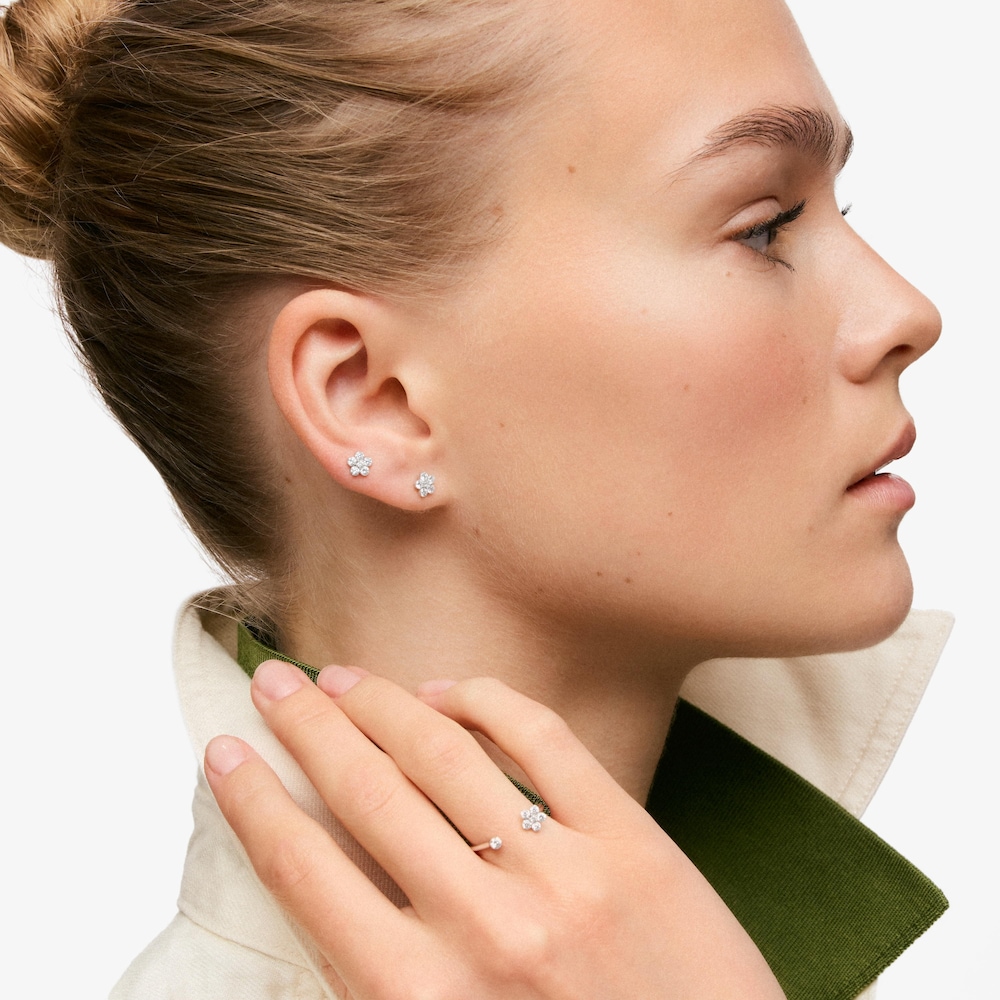Pendientes flor de oro blanco 9 kt y diamantes creados en laboratorio TOUS Iris&eacute; LGD