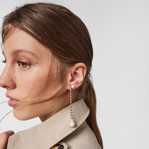 Pendientes largos con baño de oro 18 kt sobre plata y perla Gloss