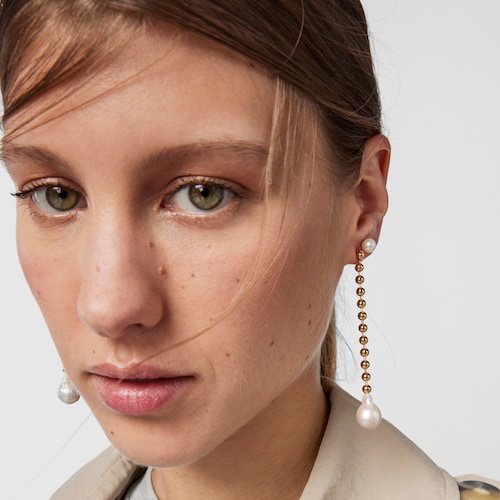 Pendientes largos con baño de oro 18 kt sobre plata y perla Gloss