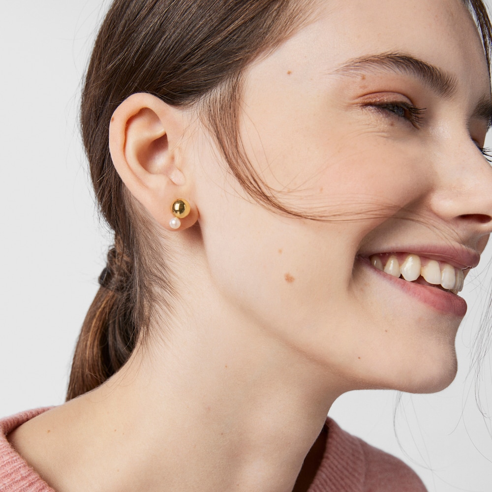 Aretes Gloss con ba&ntilde;o de oro 18 kt sobre plata y perla peque&ntilde;a
