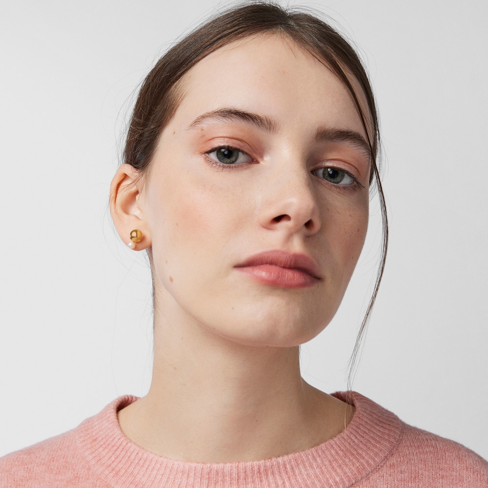 Aretes Gloss con ba&ntilde;o de oro 18 kt sobre plata y perla peque&ntilde;a