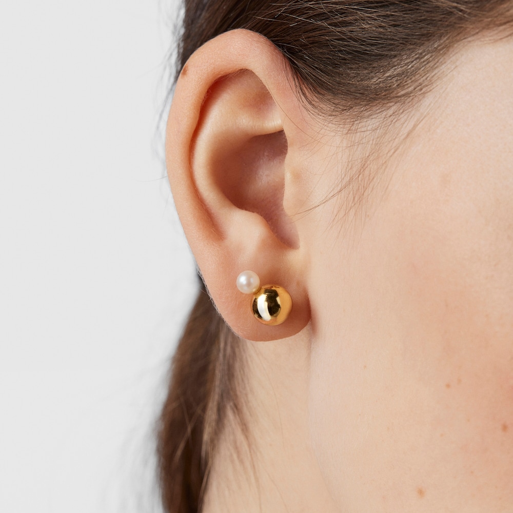Aretes Gloss con ba&ntilde;o de oro 18 kt sobre plata y perla peque&ntilde;a