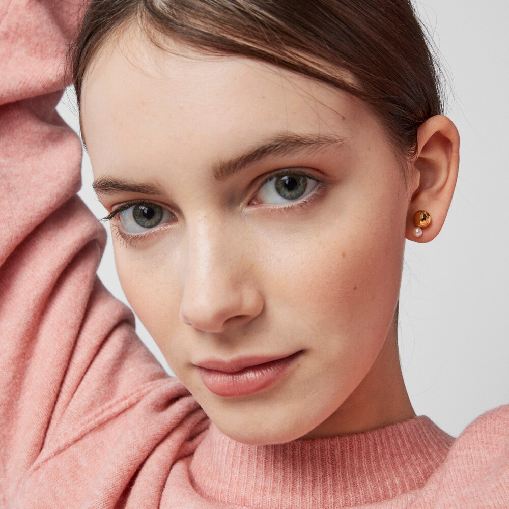 Aretes Gloss con ba&ntilde;o de oro 18 kt sobre plata y perla peque&ntilde;a