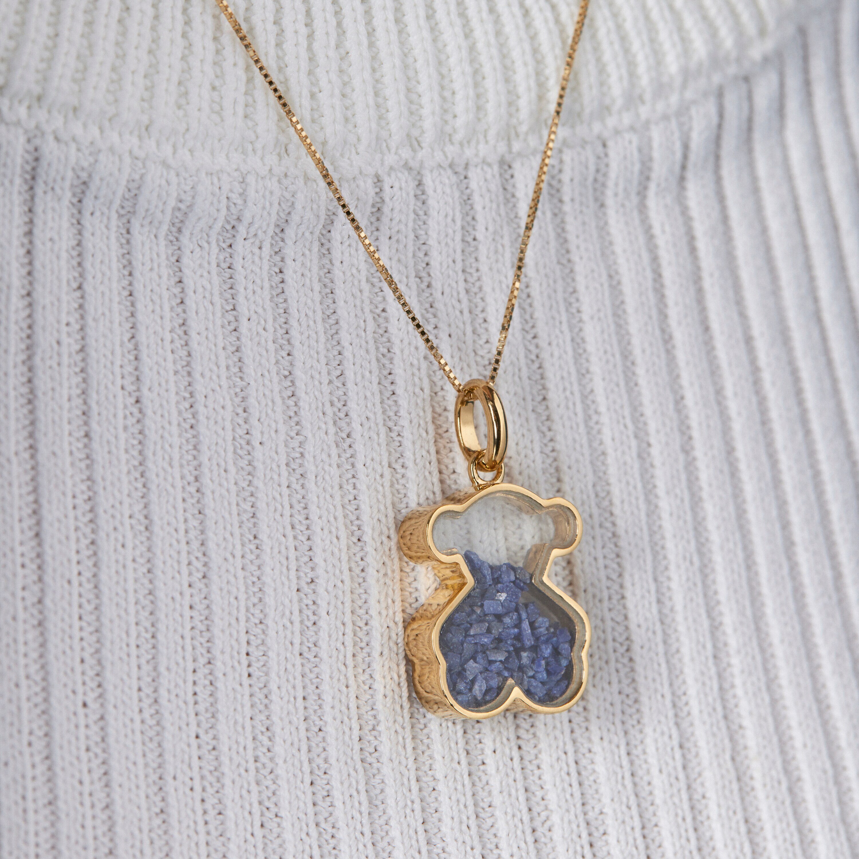 18K Solid Gold Areia Pendant with blue sapphire