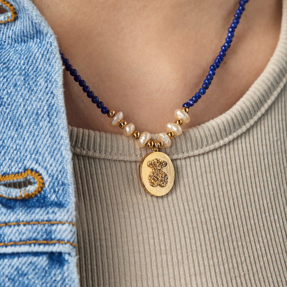 Collar camafeo con ba&ntilde;o de oro 18 kt sobre plata, lapislazuli y perlas Oceaan