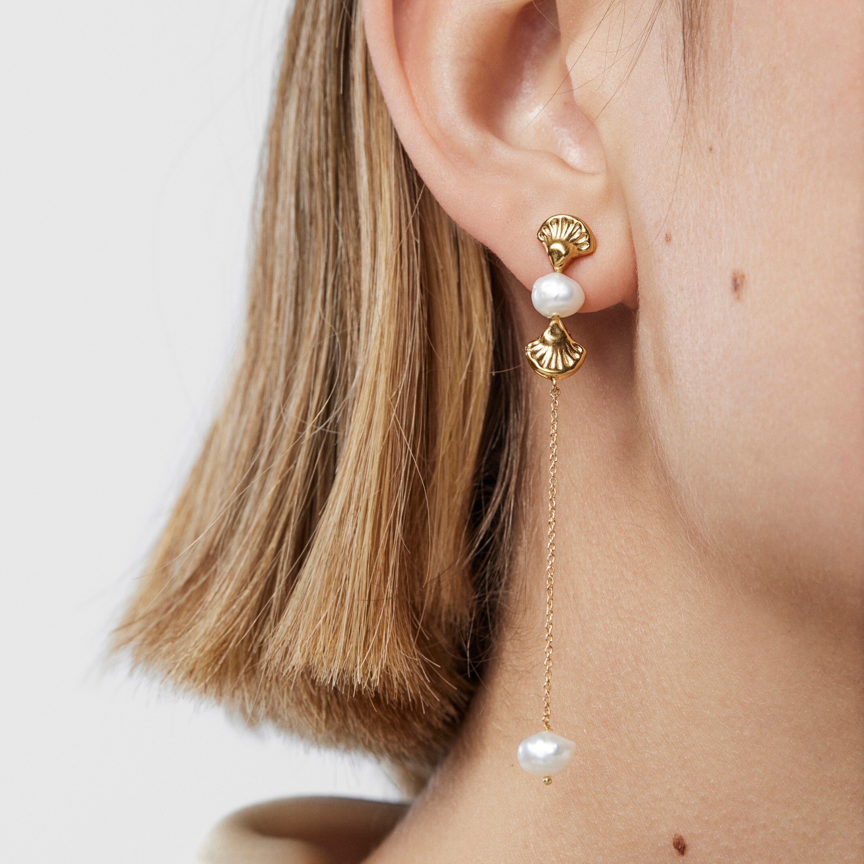 Pendientes largos conchas de oro y perlas Oceaan