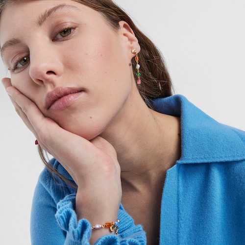 Aretes largos Oceaan con ba&ntilde;o de oro 18 kt sobre plata y glass multicolor