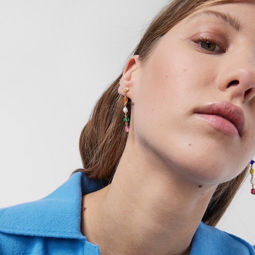 Aretes largos Oceaan con ba&ntilde;o de oro 18 kt sobre plata y glass multicolor