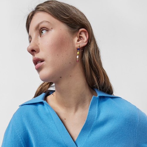 Aretes largos Oceaan con ba&ntilde;o de oro 18 kt sobre plata y glass multicolor