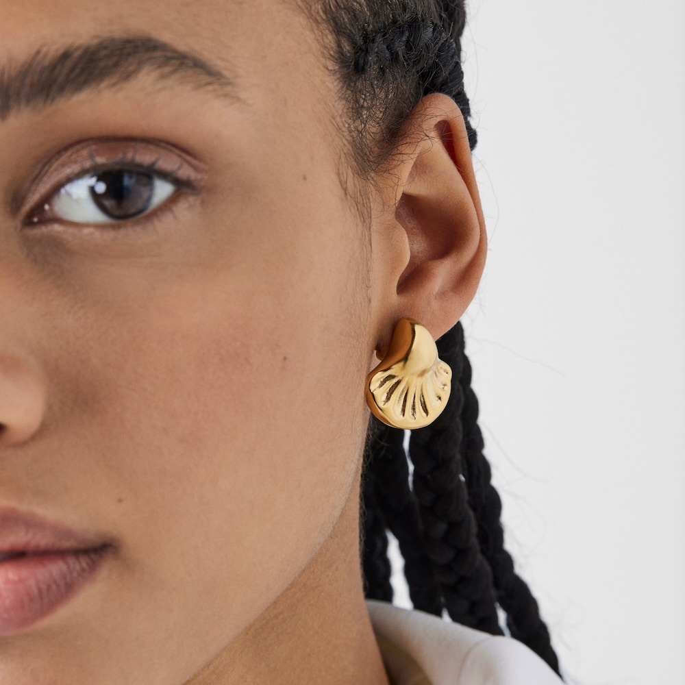 Pendientes concha con ba&ntilde;o de oro 18 kt sobre plata Oceaan