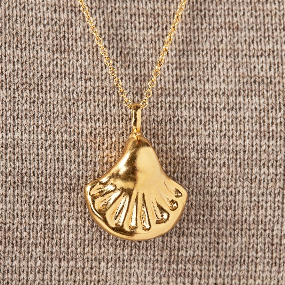 Colgante concha peque&ntilde;a con ba&ntilde;o de oro 18 kt sobre plata Oceaan