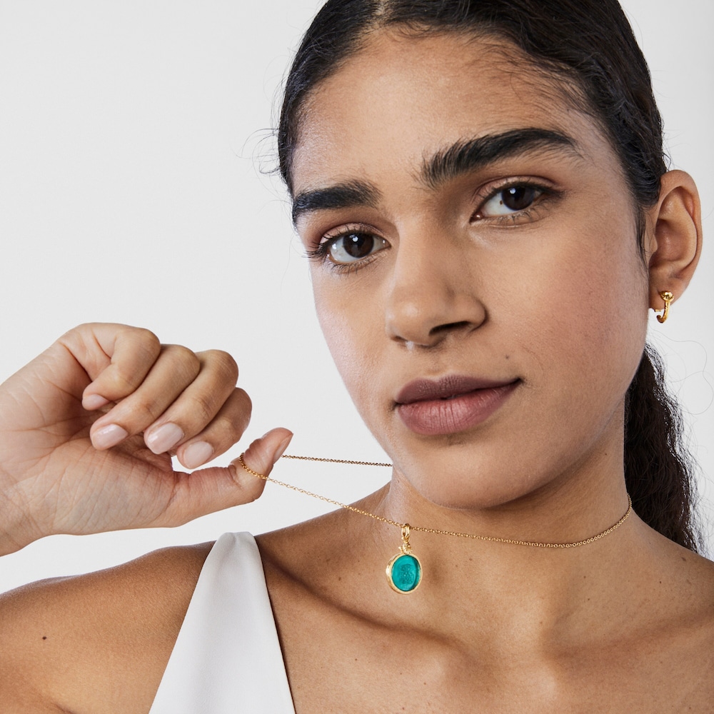 Collar camafeo con ba&ntilde;o de oro 18 kt sobre plata y glass verde Oceaan Color