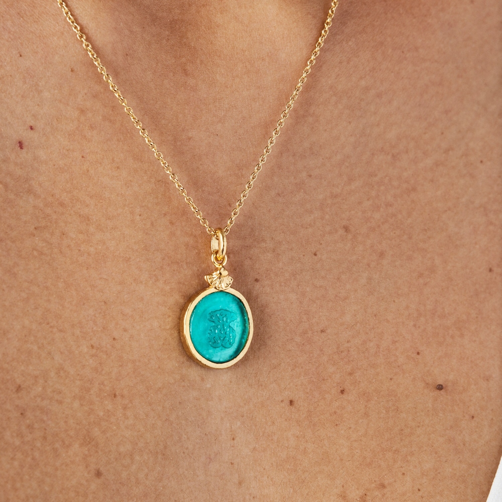 Collar camafeo con ba&ntilde;o de oro 18 kt sobre plata y glass verde Oceaan Color