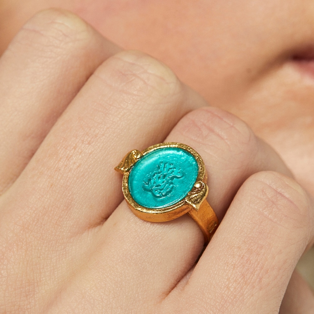 Anillo camafeo con ba&ntilde;o de oro 18 kt sobre plata y glass verde Oceaan Color