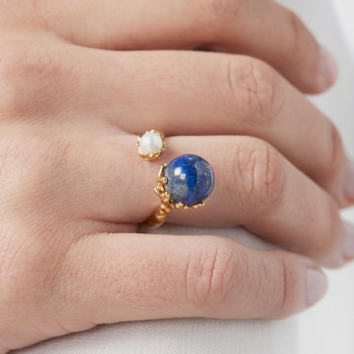 Anillo con ba&ntilde;o de oro 18 kt sobre plata, lapislazuli y perla Oceaan Color