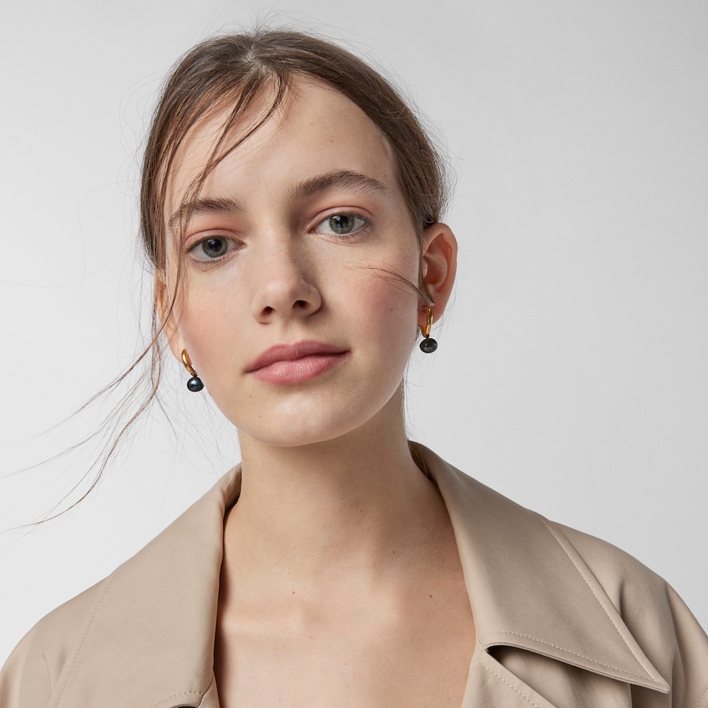 Aretes aro peque&ntilde;o con ba&ntilde;o de oro 18 kt sobre plata y perla gris Hav