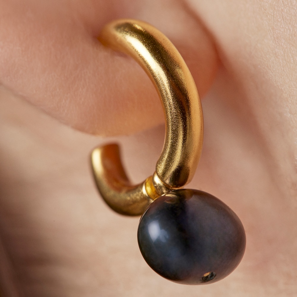 Aretes aro peque&ntilde;o con ba&ntilde;o de oro 18 kt sobre plata y perla gris Hav