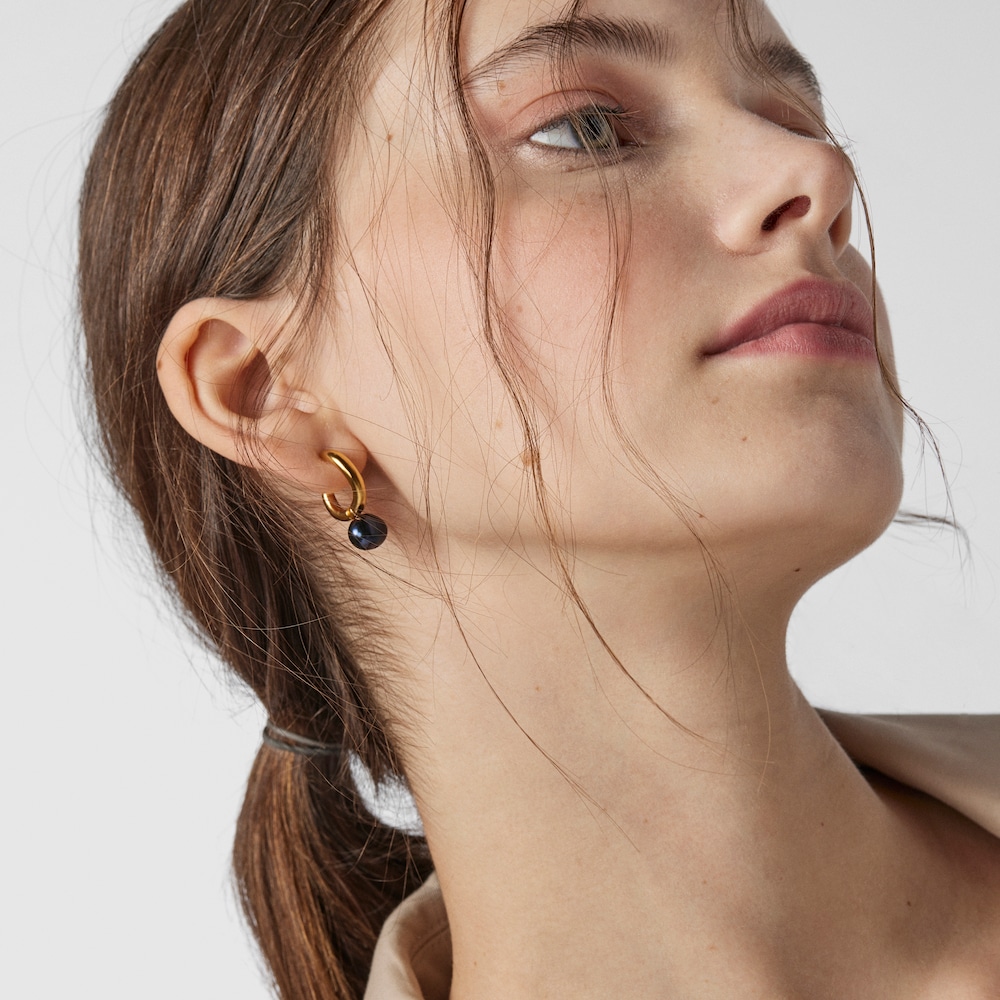 Aretes aro peque&ntilde;o con ba&ntilde;o de oro 18 kt sobre plata y perla gris Hav