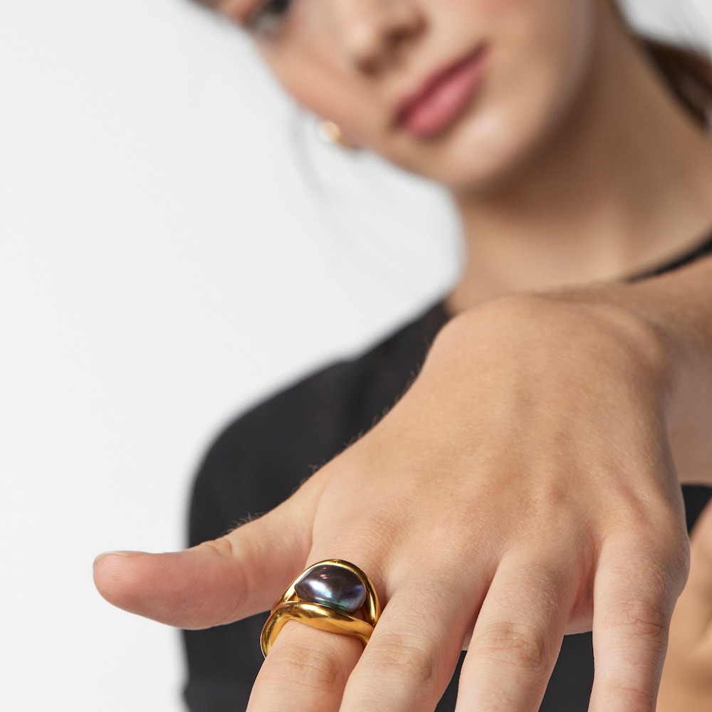 Anillo doble con ba&ntilde;o de oro 18 kt sobre plata y perla gris Hav