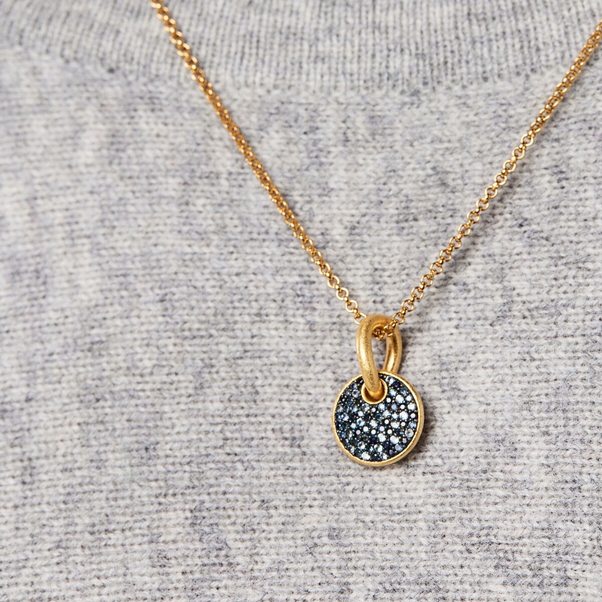 Colgante luna con baño de oro 18 kt sobre plata y zafiros Luah