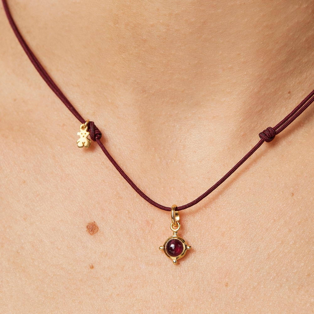 Collar Magic Nature con rub&iacute; y cord&oacute;n granate