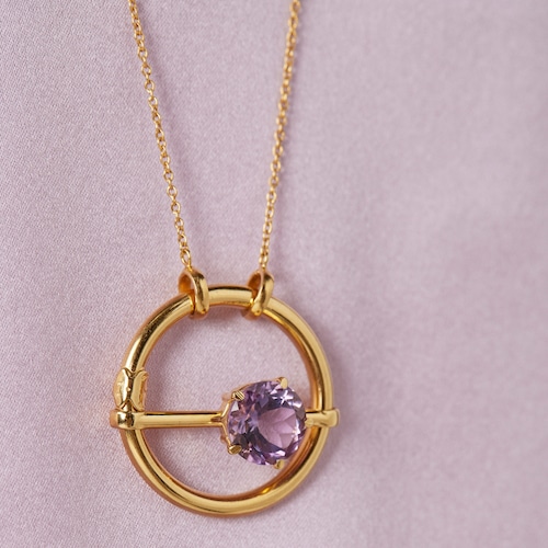 Colgante grande con baño de oro 18 kt sobre plata y amatista Hold