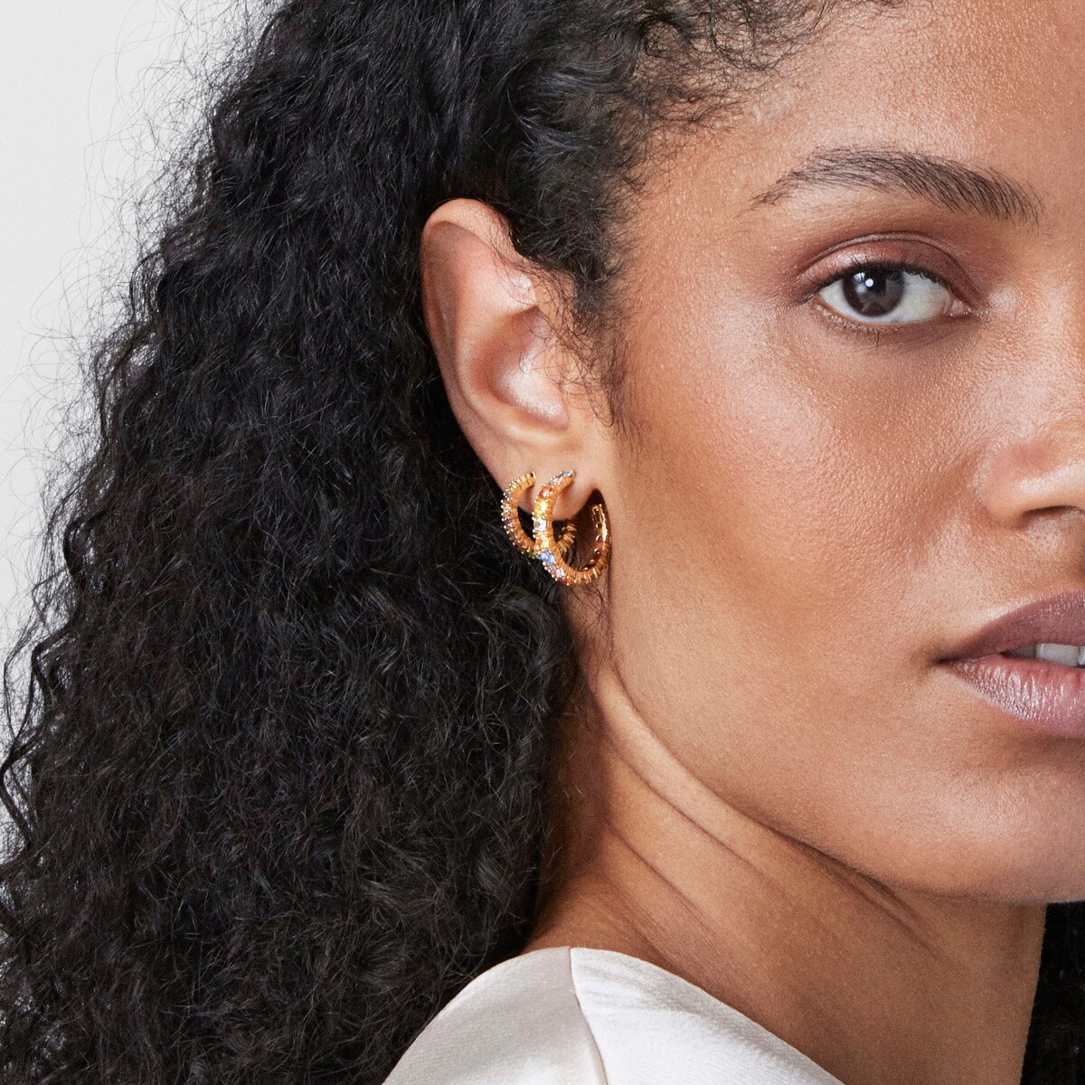 Pendientes aro con baño de oro 18 kt sobre plata y gemas Straight Color