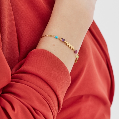 Tous Mama &ndash; N&aacute;ramek ze žlut&eacute;ho stř&iacute;bra s rub&iacute;nem, tyrkysem, peridotem a ametystem