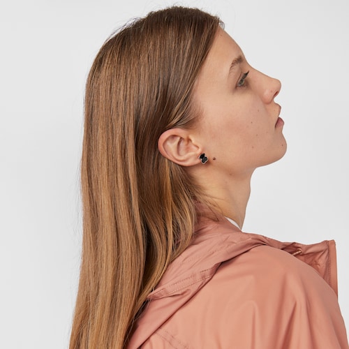 Pendientes con baño de oro rosa 18 kt sobre plata y ónix motivo oso Motif