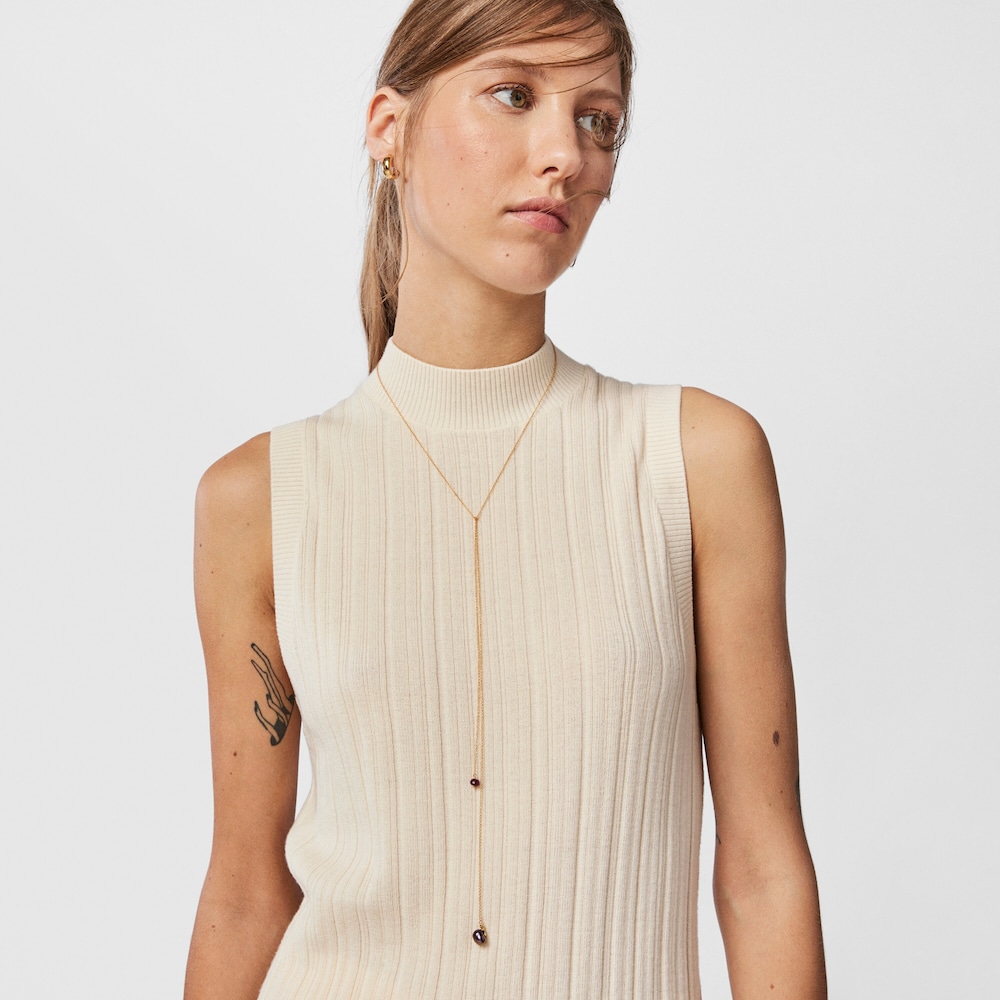 Tous Teddy Bear Gems &ndash; N&aacute;hrdeln&iacute;k zo žlt&eacute;ho striebra Vermeil so &scaron;edou barokovou perlou a rub&iacute;nom