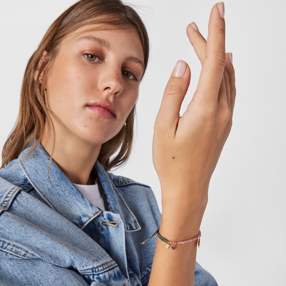 Pulsera Fragile Nature con ba&ntilde;o de oro 18 kt sobre plata, gemas y cord&oacute;n