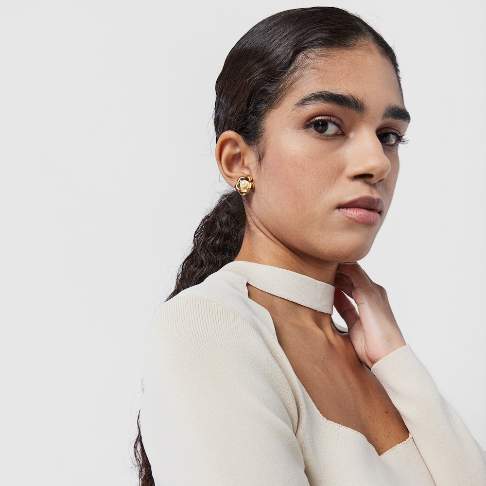 Aretes Fragile Nature flor con ba&ntilde;o de oro 18 kt sobre plata y perla