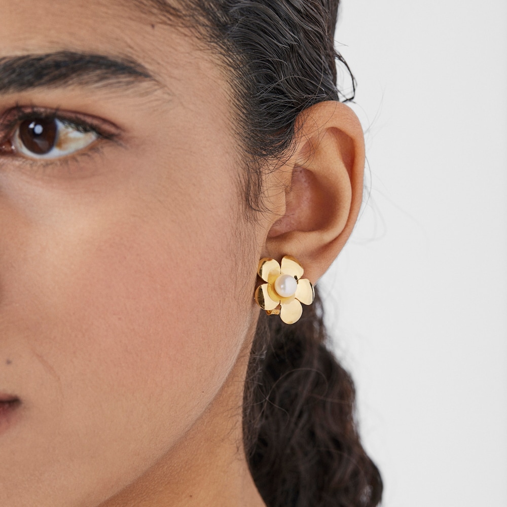 Aretes Fragile Nature flor con ba&ntilde;o de oro 18 kt sobre plata y perla