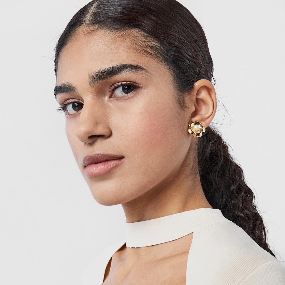 Aretes Fragile Nature flor con ba&ntilde;o de oro 18 kt sobre plata y perla